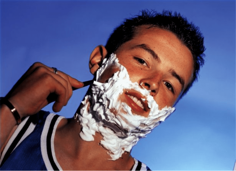 Подросток бреется и думает об увеличении пениса