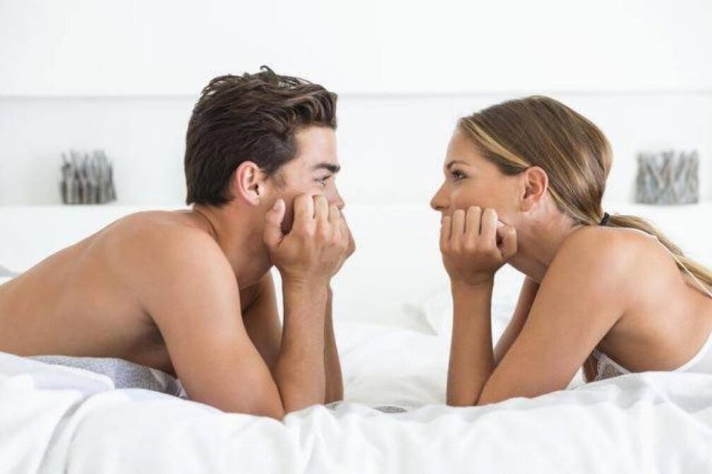 женщина в постели с мужчиной с увеличенным пенисом